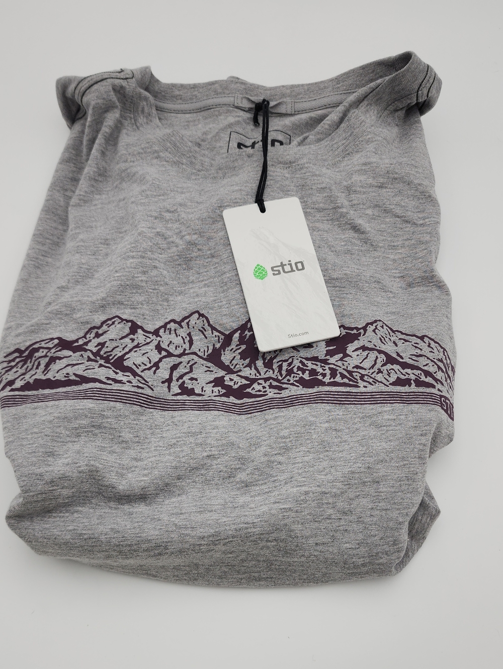 Stio Grey Tee Size‎ XXL with Maroon Mountain Print Unisex